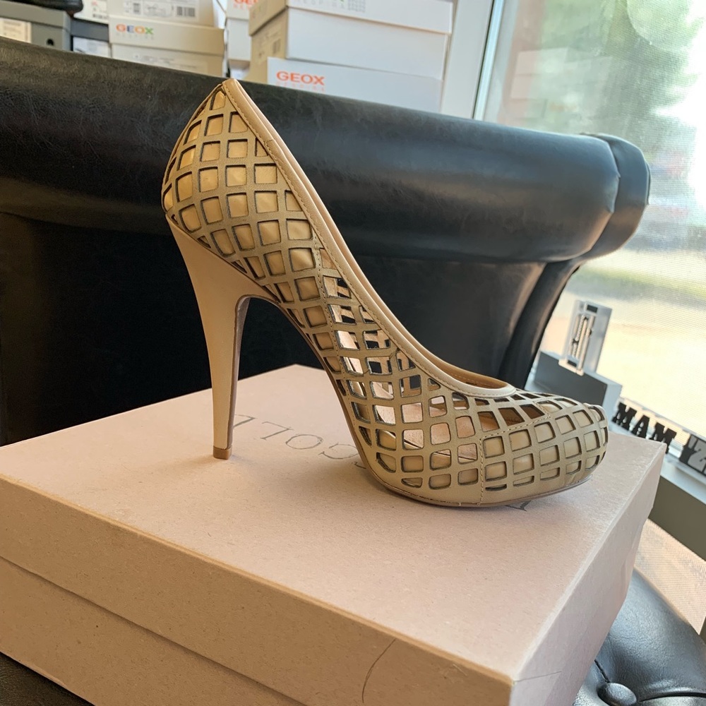 Women’s beige high heels with diamond pattern
